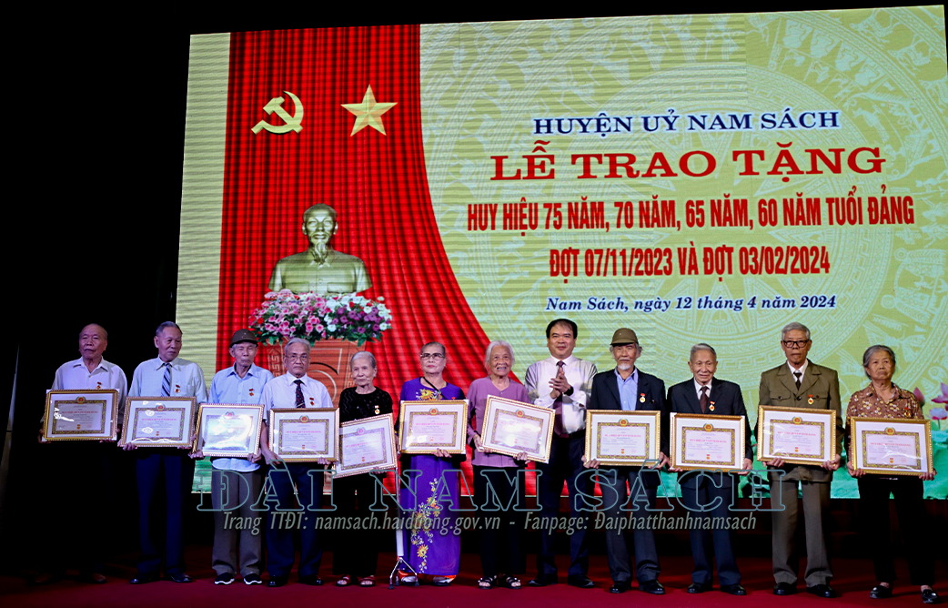Đồng chí Dương Văn Xuyên - Bí thư Huyện ủy trao Huy hiệu Đảng cho các đảng viên.JPG.png